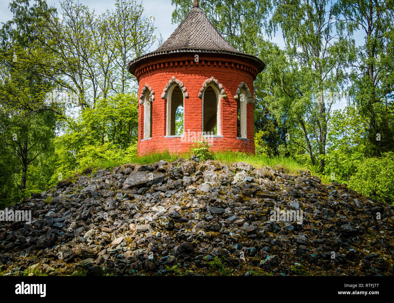 Idilliaco piccolo cottage con un bellissimo giorno di estate in Finlandia Foto Stock