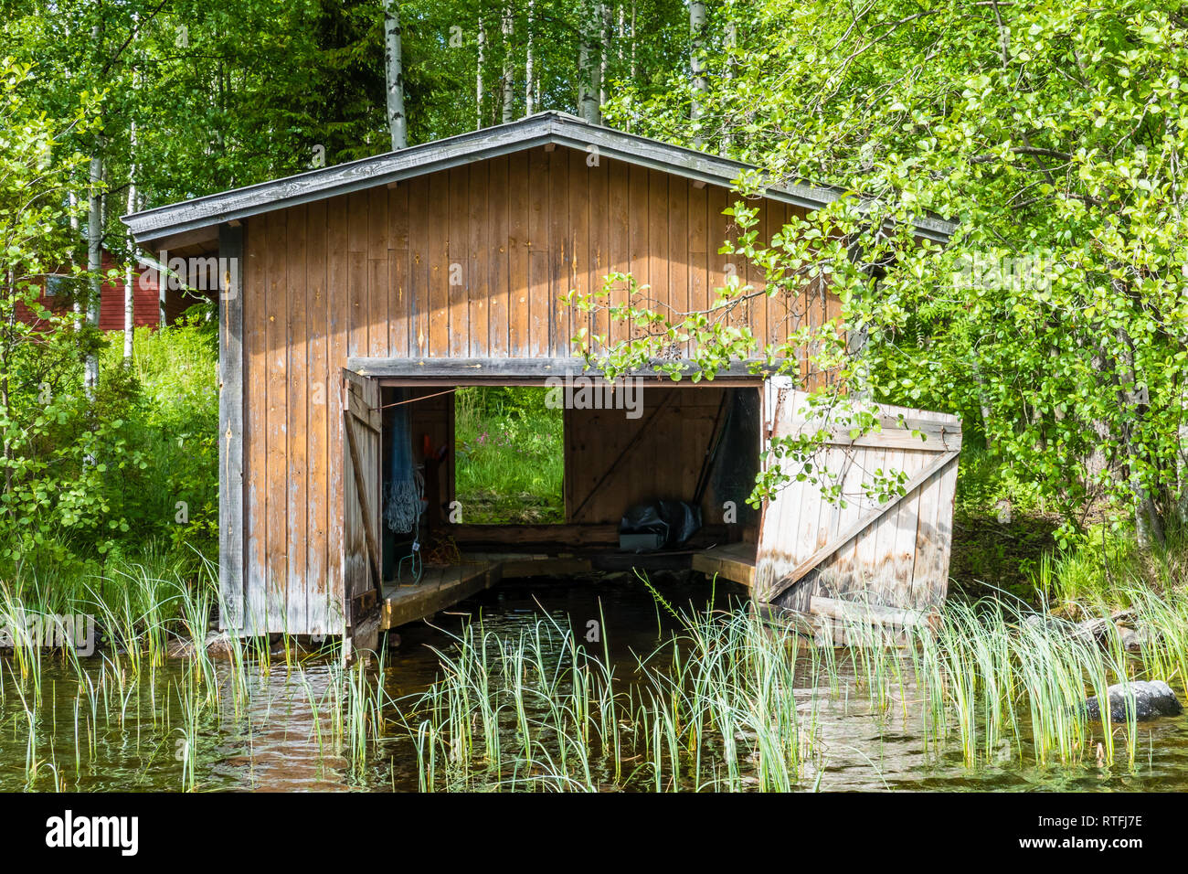 Il vecchio ponte in barca con una bella giornata d'estate e la luce del sole in Finlandia Foto Stock