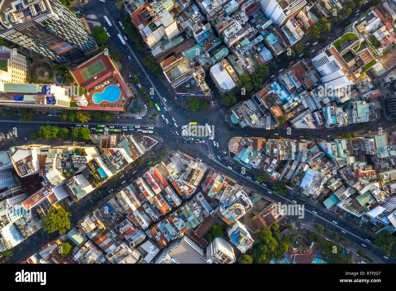 Vista dall'alto di antenna Dan Chu rotonda o ' Nga Sau Dan Chu ', Ho Chi Minh City, Viet Nam con edifici di sviluppo, trasporto Foto Stock