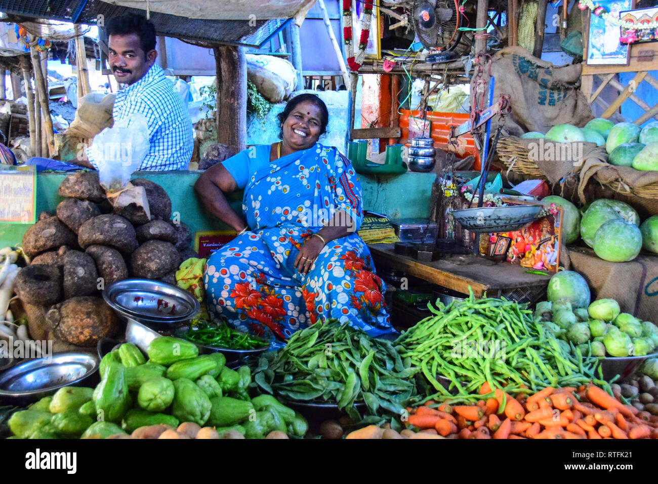 Felice coppia indiane sul mercato di stallo vegetali, Madurai, Tamil Nadu, India Foto Stock