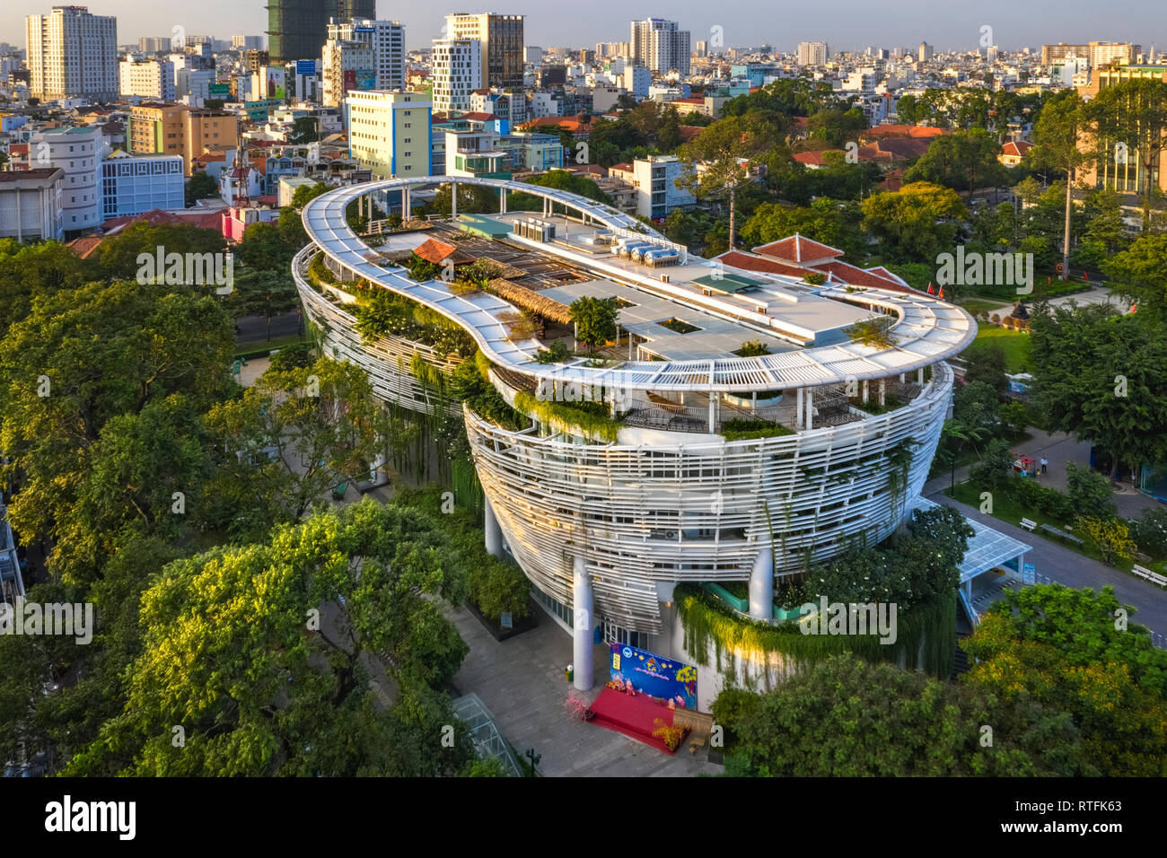 Vista dall'alto di antenna culturale per bambini a casa Le Quy Don street, Ho Chi Minh City con lo sviluppo di edifici, il trasporto. Il Vietnam Foto Stock