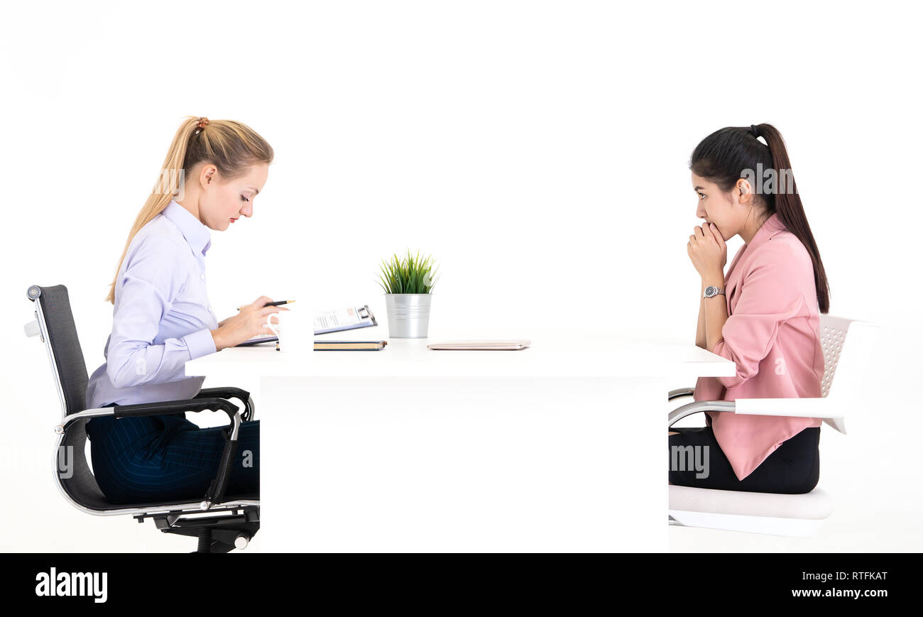 La donna si spaventò e eccitati da HR officer per il colloquio di lavoro Foto Stock