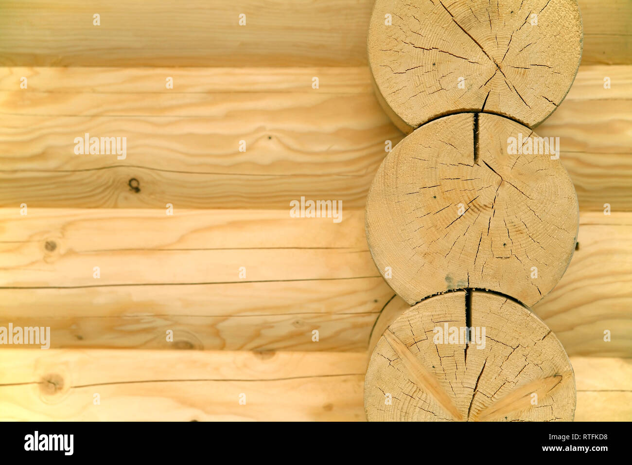 Frammento di La nuova casa fatta solo di tronchi di legno Foto Stock