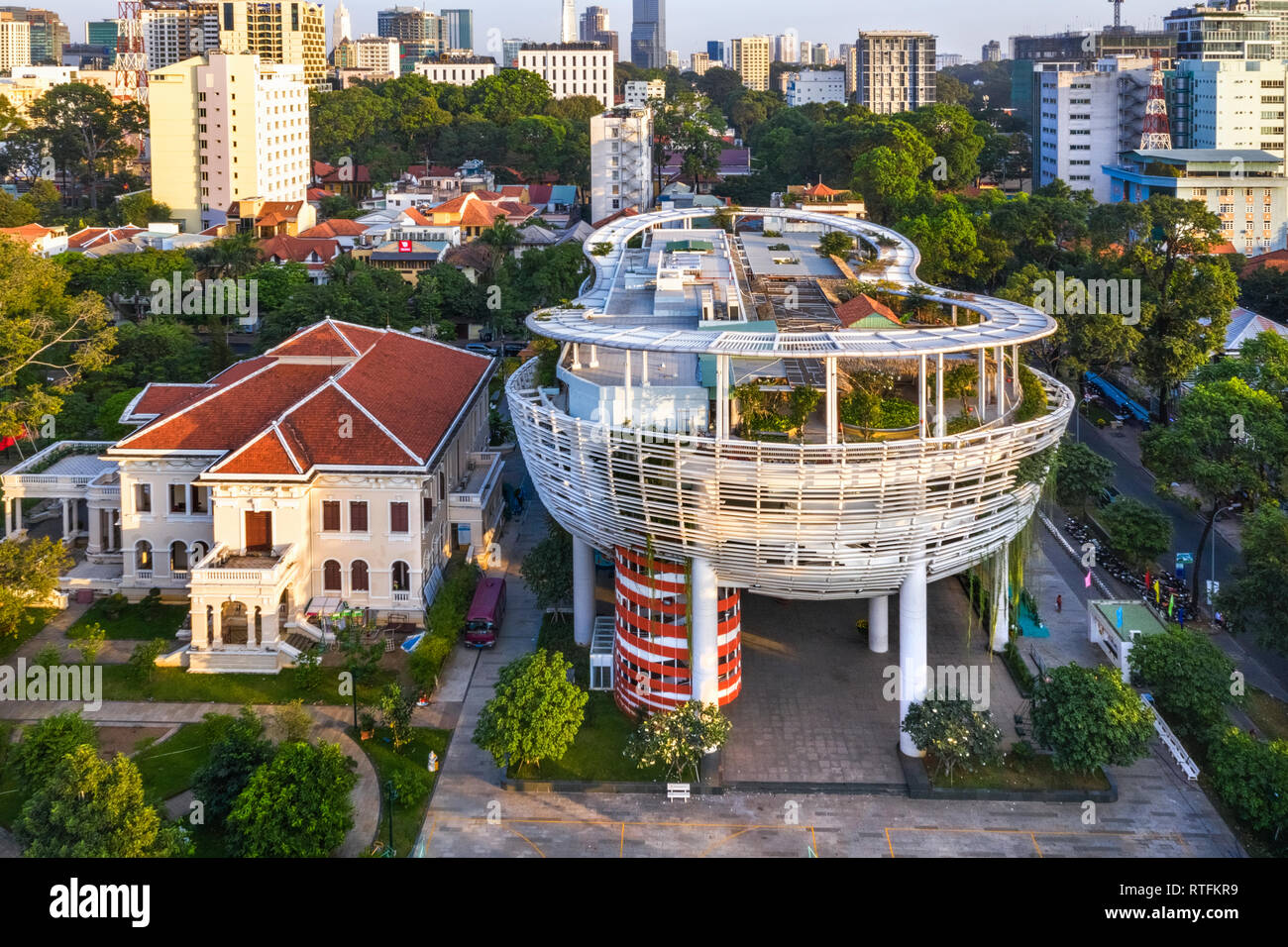 Vista dall'alto di antenna culturale per bambini a casa Le Quy Don street, Ho Chi Minh City con lo sviluppo di edifici, il trasporto. Il Vietnam Foto Stock