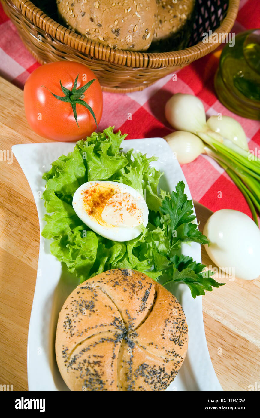Una sana prima colazione - bakeroll, uova e ricca di verdure - hi res 12,7 mpix Foto Stock