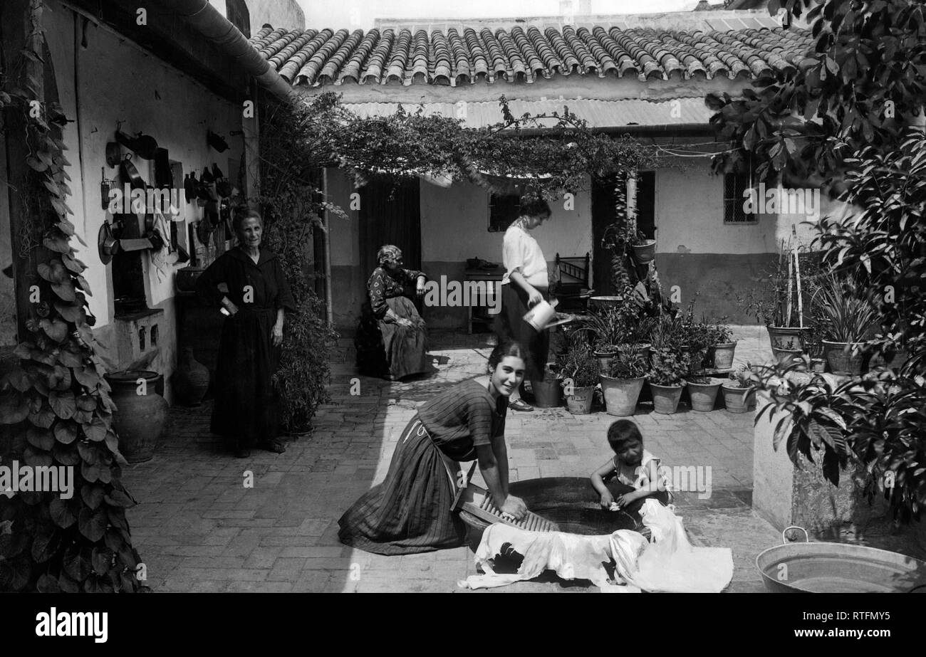 Spagna, Andalusia, Siviglia, vita domestica nel cortile di una casa, 1910-20 Foto Stock