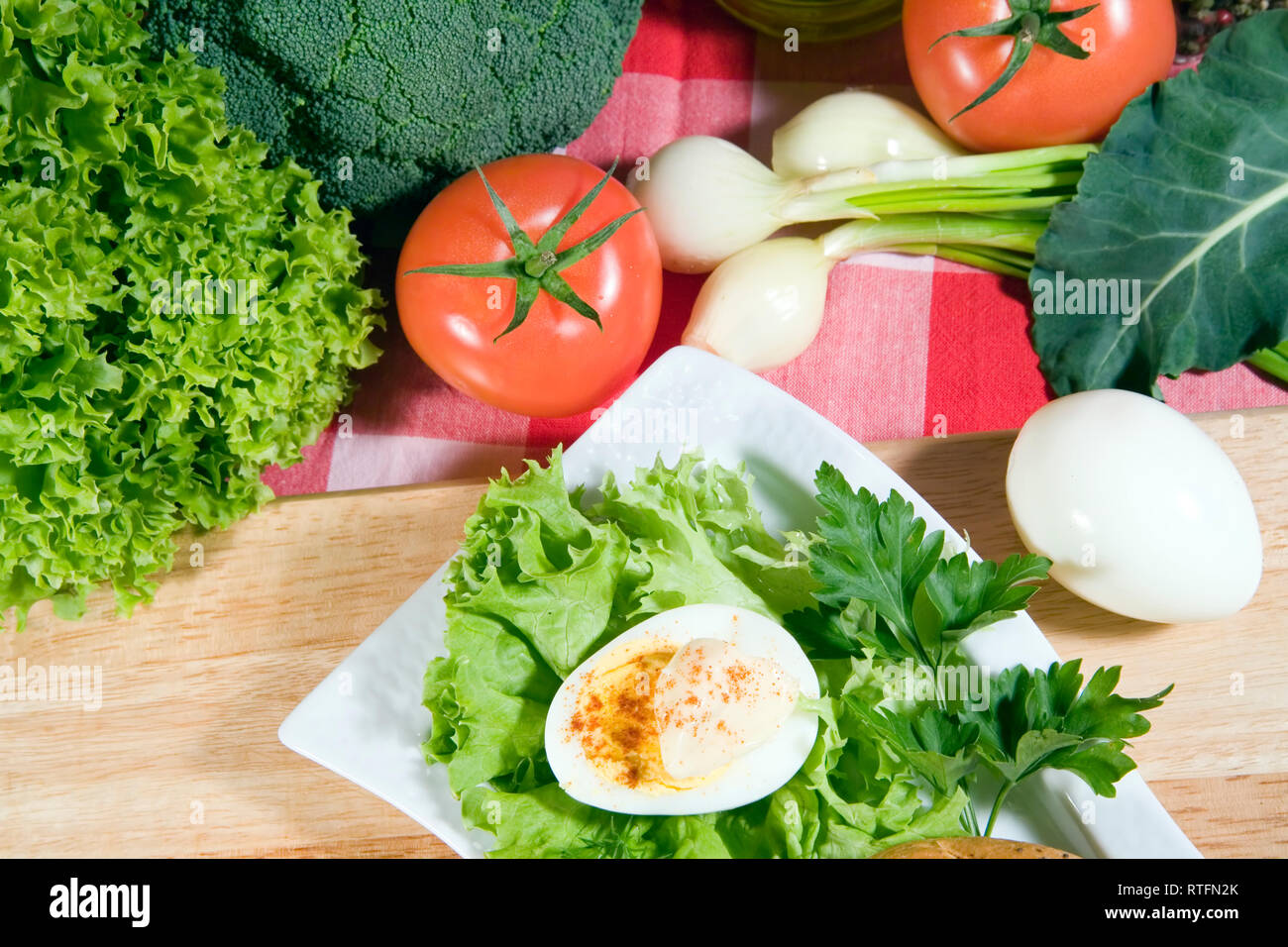 Una sana prima colazione - bakeroll, uova e ricca di verdure - hi res 12,7 mpix Foto Stock