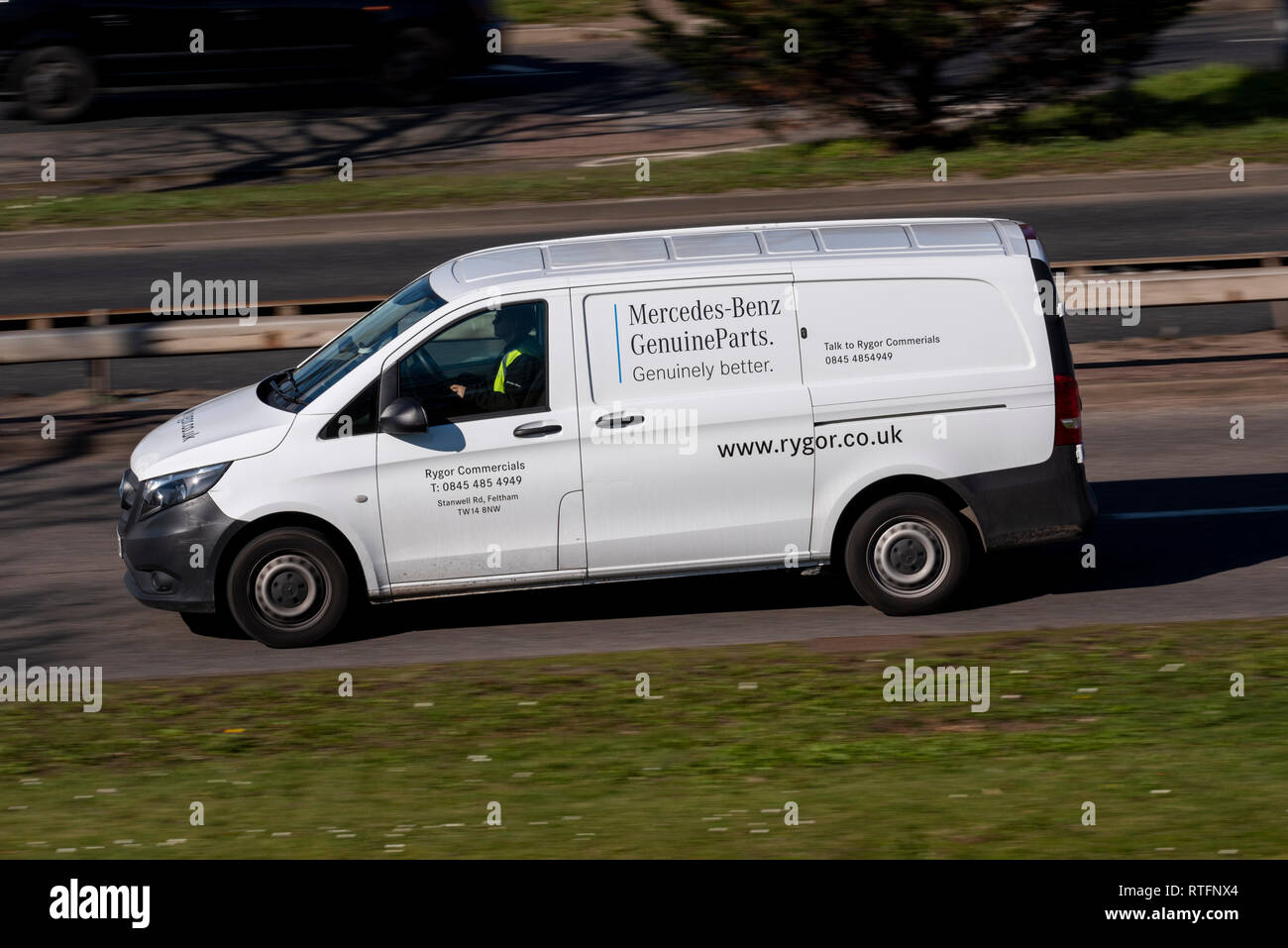 Furgoncino Mercedes Benz Genuine Parts alla guida su strada. Rygor pubblicizza il veicolo Foto Stock