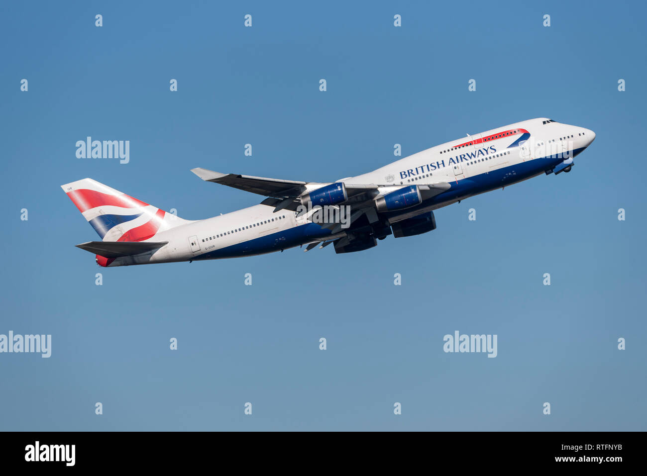British Airways Boeing 747 Jumbo aereo di linea G-CIVR decolla dall'aeroporto di Londra Heathrow, Regno Unito, in cielo blu. Partenza del volo Foto Stock