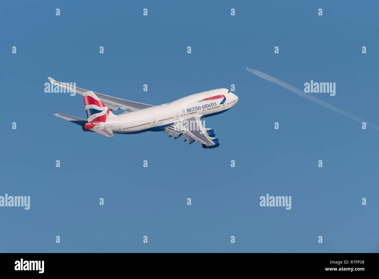 British Airways Boeing 747 Jumbo aereo di linea G-CIVR decolla dall'aeroporto di Londra Heathrow, Regno Unito, in cielo blu. Partenza del volo Foto Stock