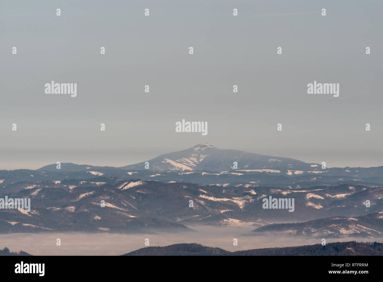 Vista di Lysa Hora hill in Moravskoslezske Beskydy montagne da Horna luka hill in Mala Fatra montagne in Slovacchia durante l inverno mattina con Clear Foto Stock
