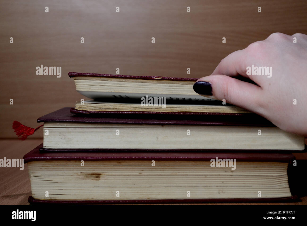 Pila di tre vecchi libri con copertina rigida Foto Stock