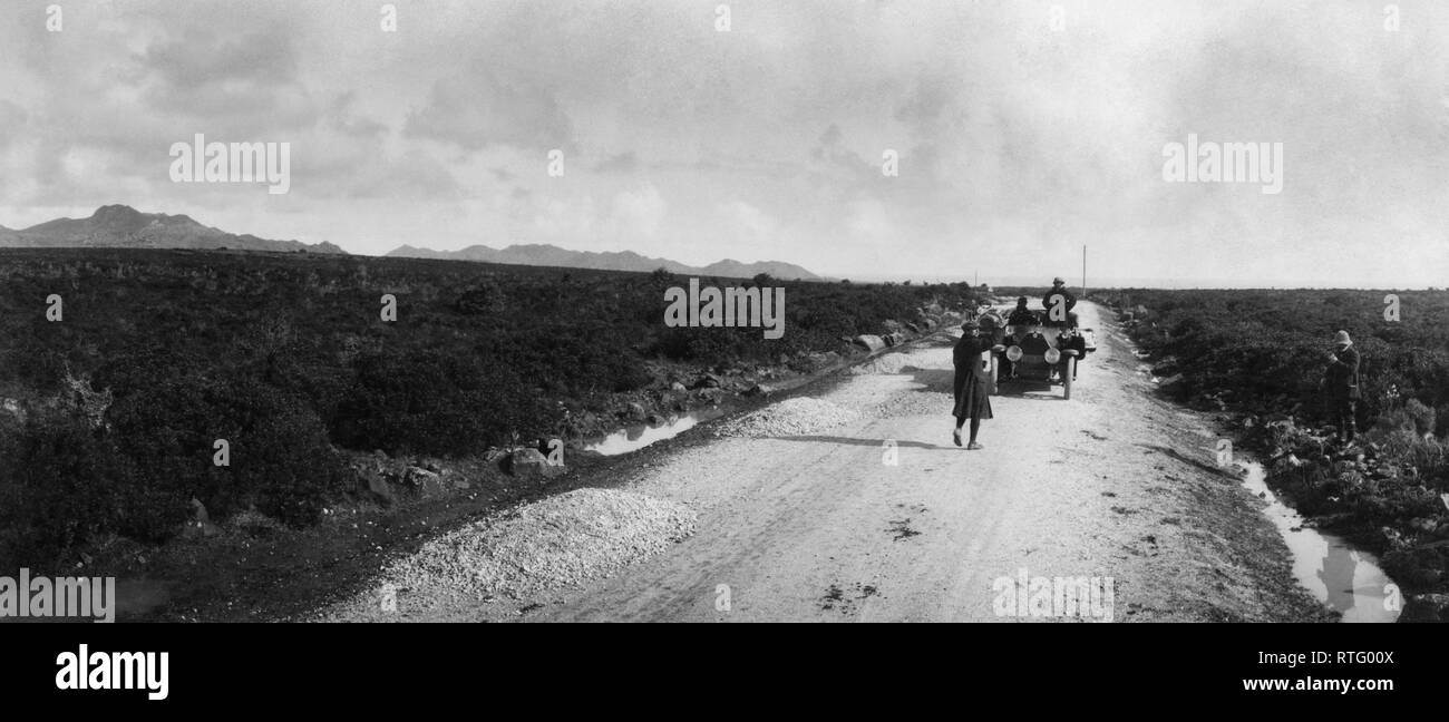 L'Italia, Sardegna, ragazzi in un auto, 1915-20 Foto Stock
