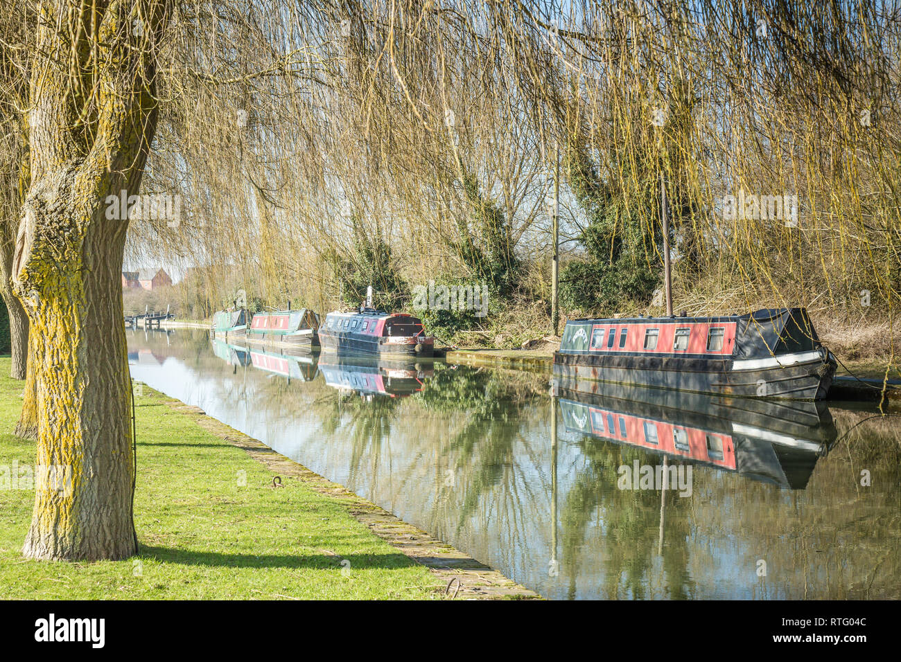 Il piacere di incrociatori ormeggiato sul canal a Stockton Foto Stock