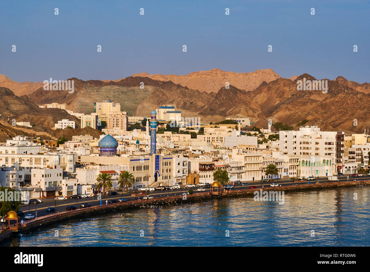 Il sultanato di Oman, Moscato, la Corniche di Muttrah, la città vecchia di Muscat, waterfront building Foto Stock