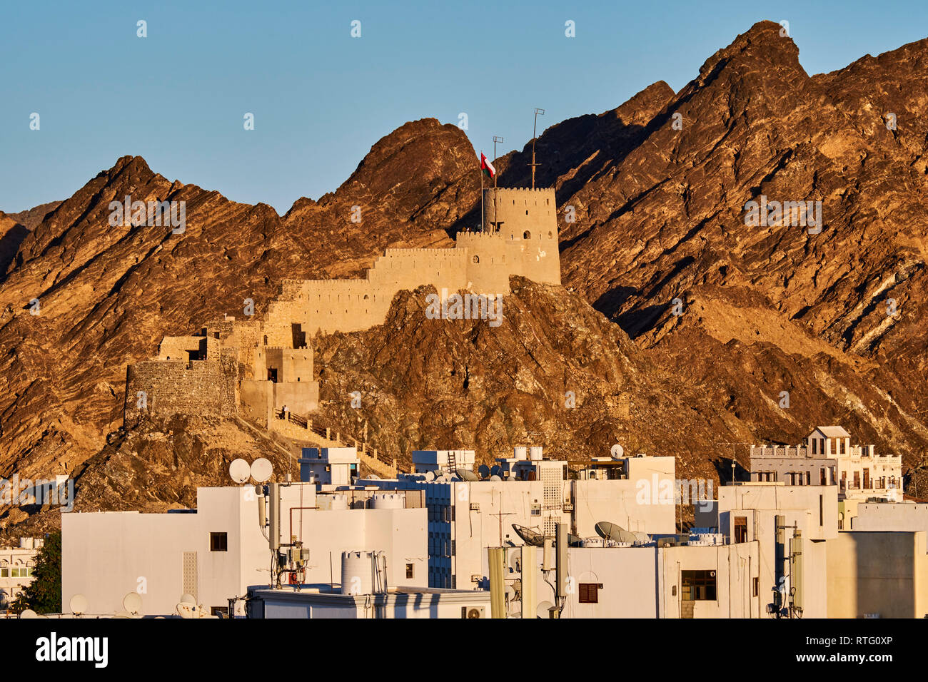 Il sultanato di Oman, Moscato, la Corniche di Muttrah, la città vecchia di Muscat, waterfront building Foto Stock