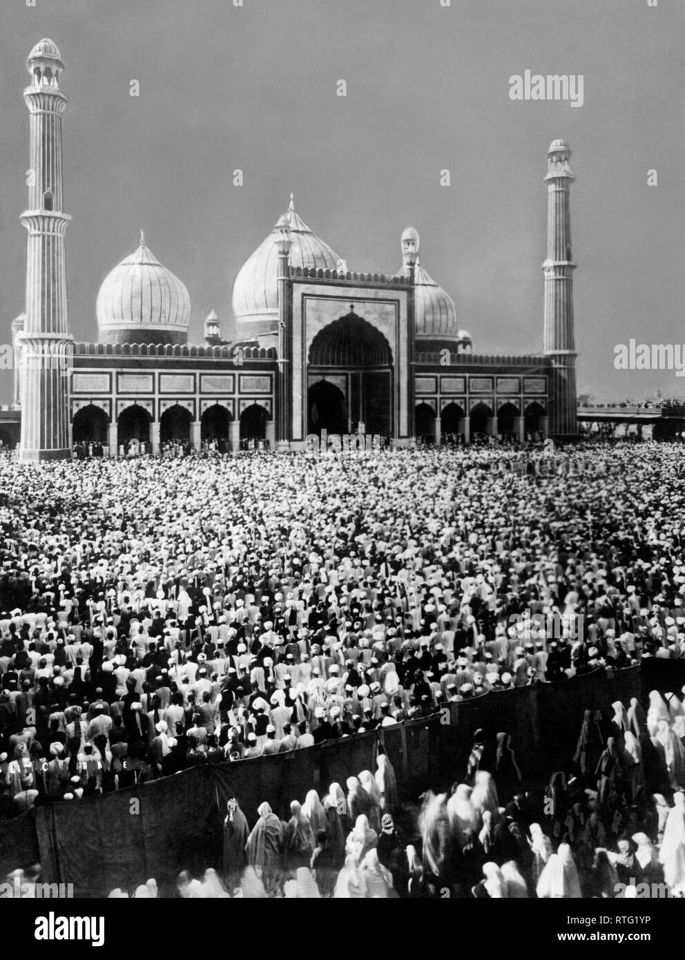 Asia, India, Delhi, fedeli nella parte anteriore della Jama Masjid moschea, 1920-30 Foto Stock