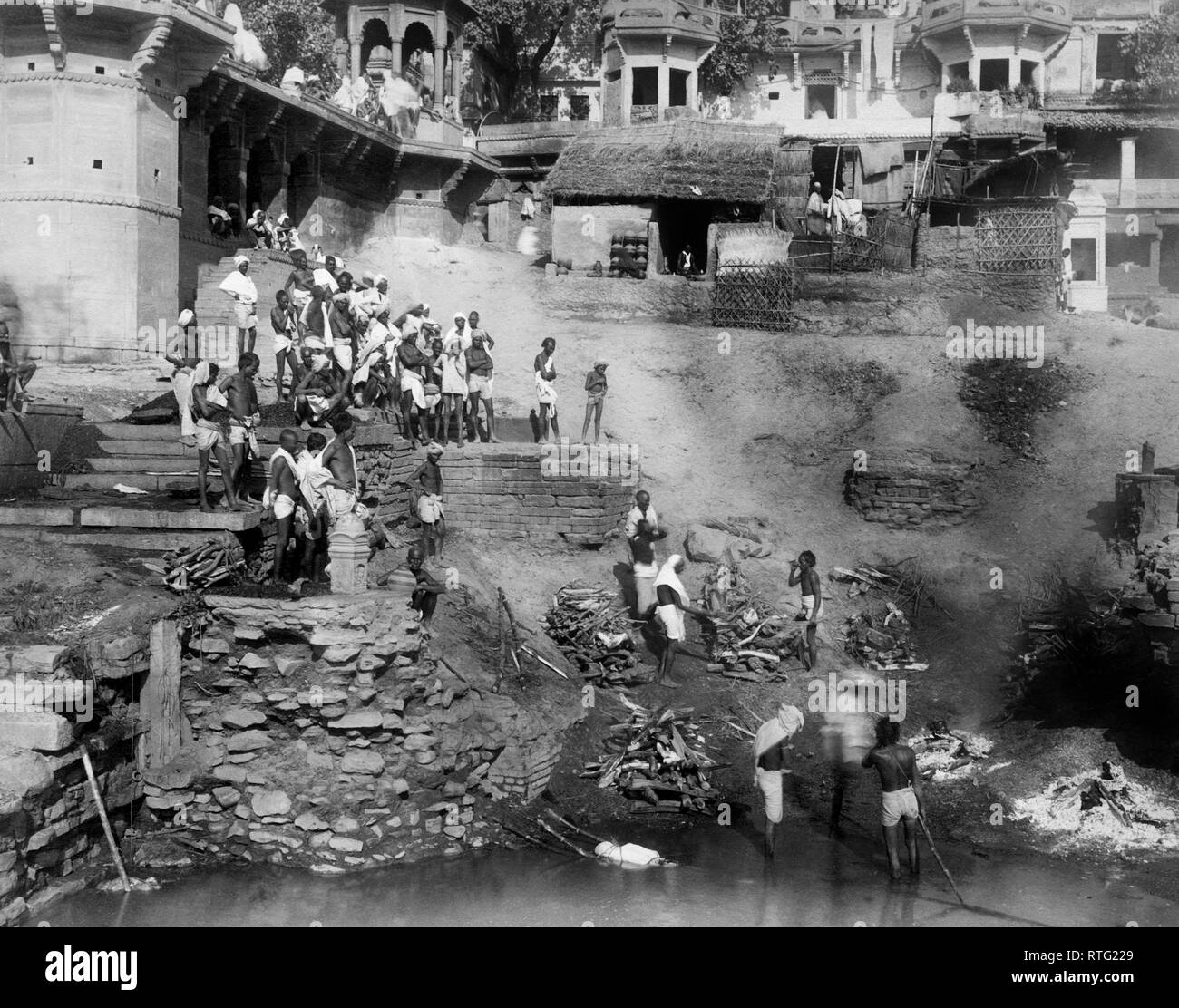Asia, India, Benares, rito della cremazione sulle rive del Gange, 1900-10 Foto Stock