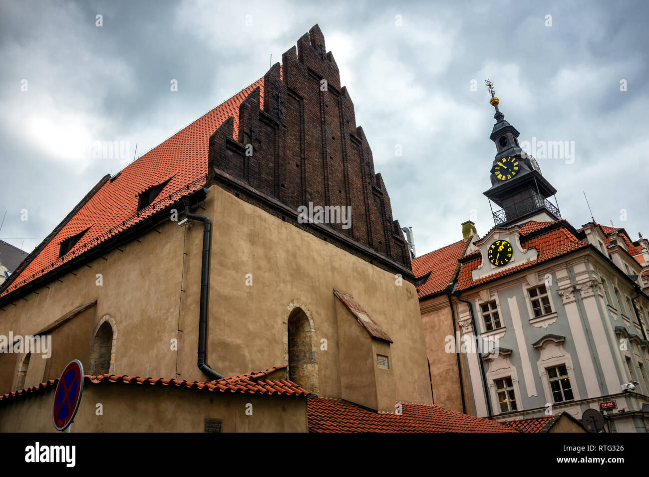 La vecchia sinagoga nel quartiere ebraico di Praga Foto Stock