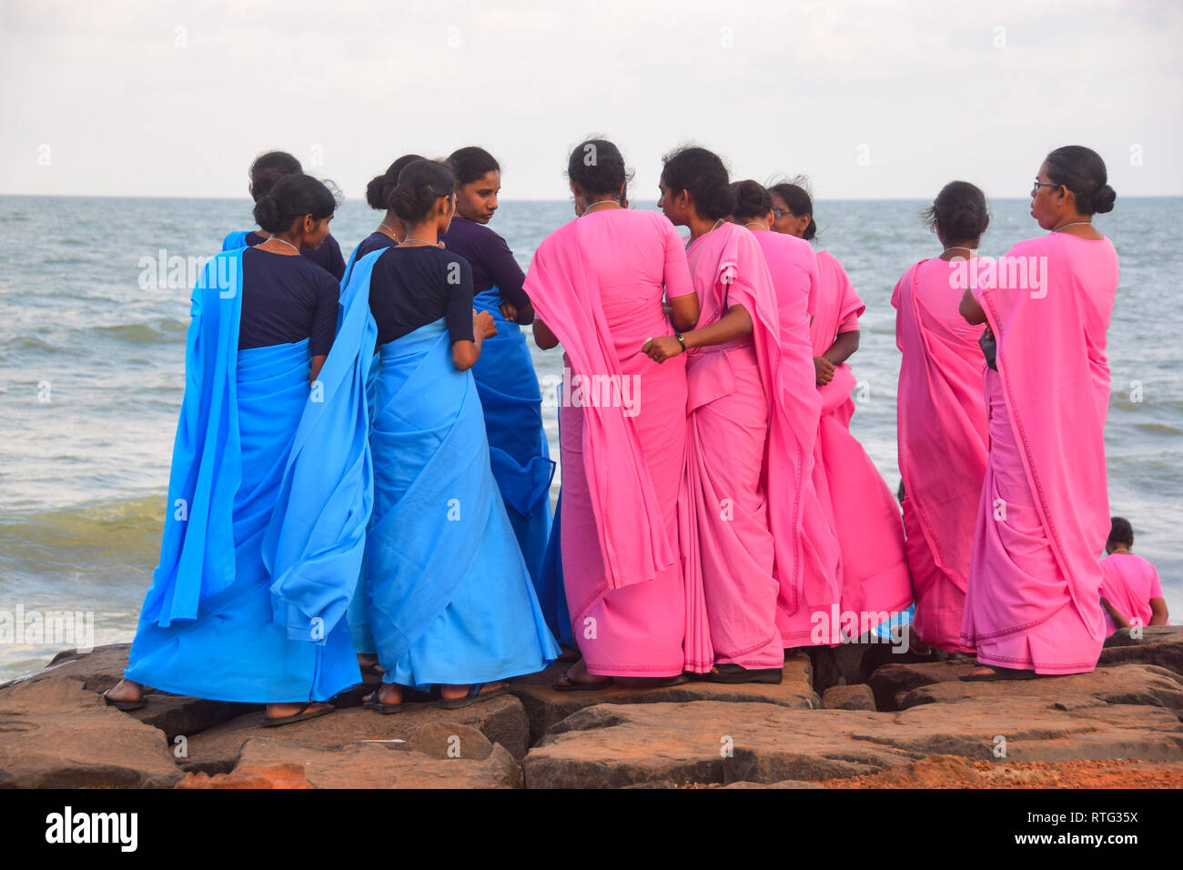 Indian Ladies sul fronte mare in rosa e in blu sarees, Pondicherry, Puducherry, Tamil Nadu, India Foto Stock