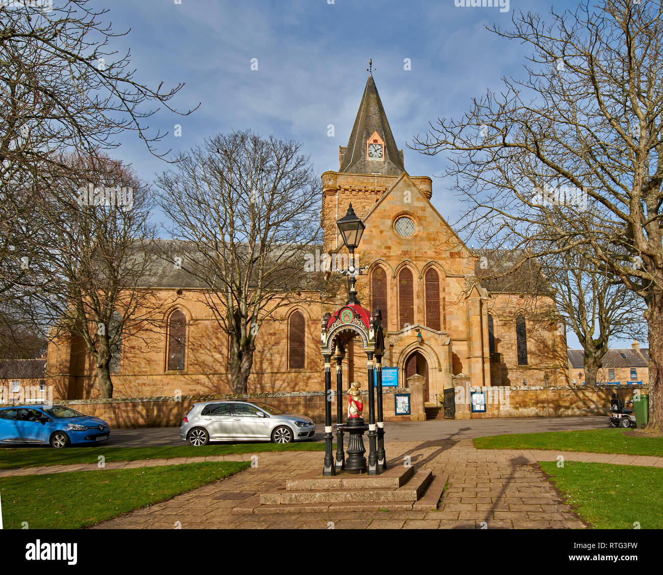 DORNOCH SUTHERLAND Scozia la cattedrale e la statua in stile vittoriano circondato da alberi IN INVERNO Foto Stock