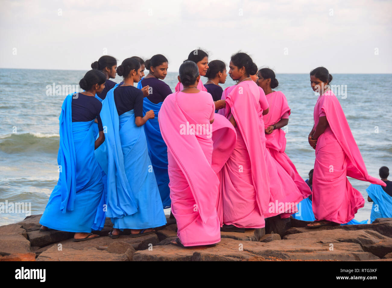 Indian Ladies sul fronte mare in rosa e in blu sarees, Pondicherry, Puducherry, Tamil Nadu, India Foto Stock