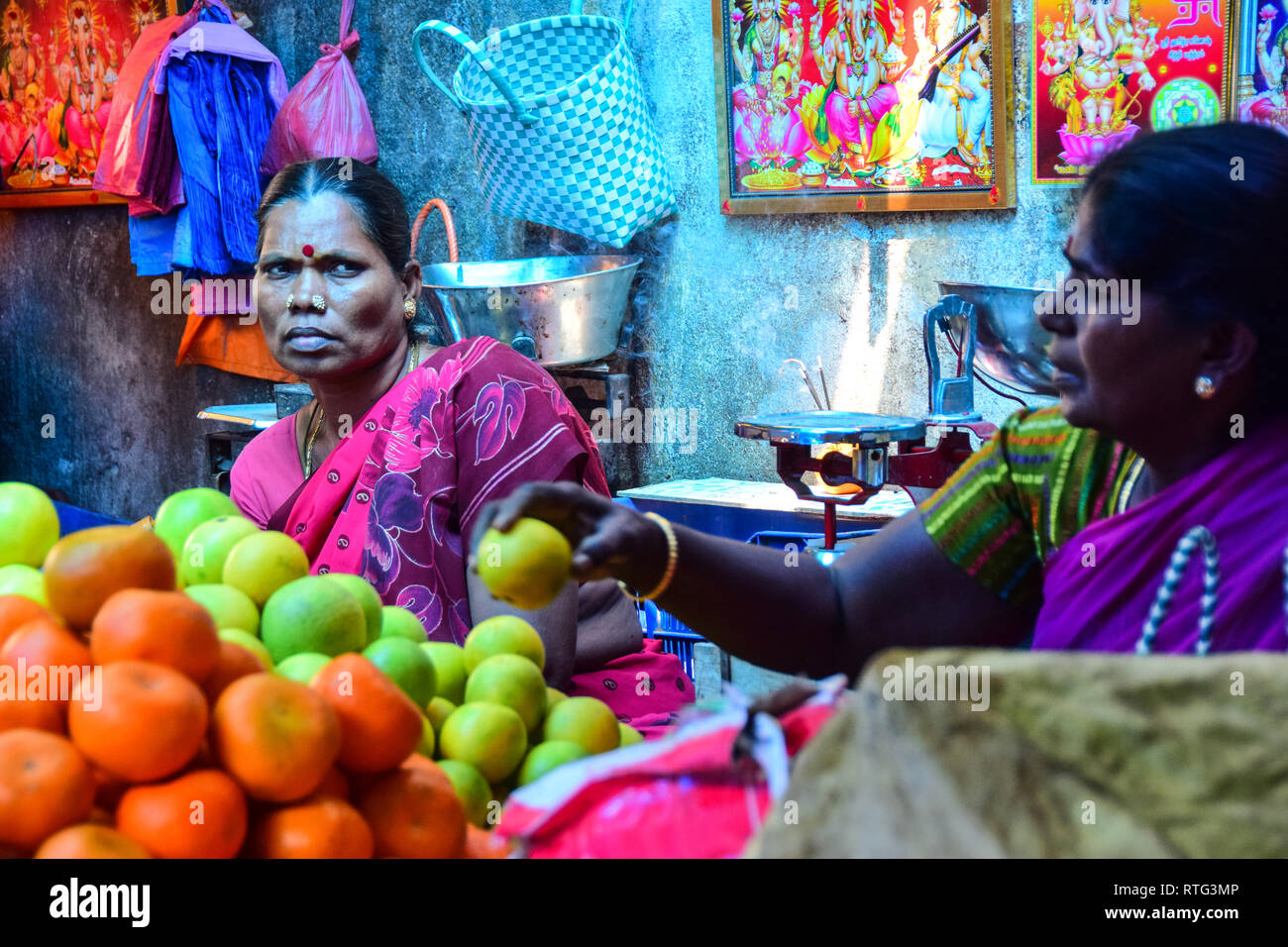 Temibile signora indiana, Mercato Goubert, Pondicherry, Puducherry, Tamil Nadu, India Foto Stock