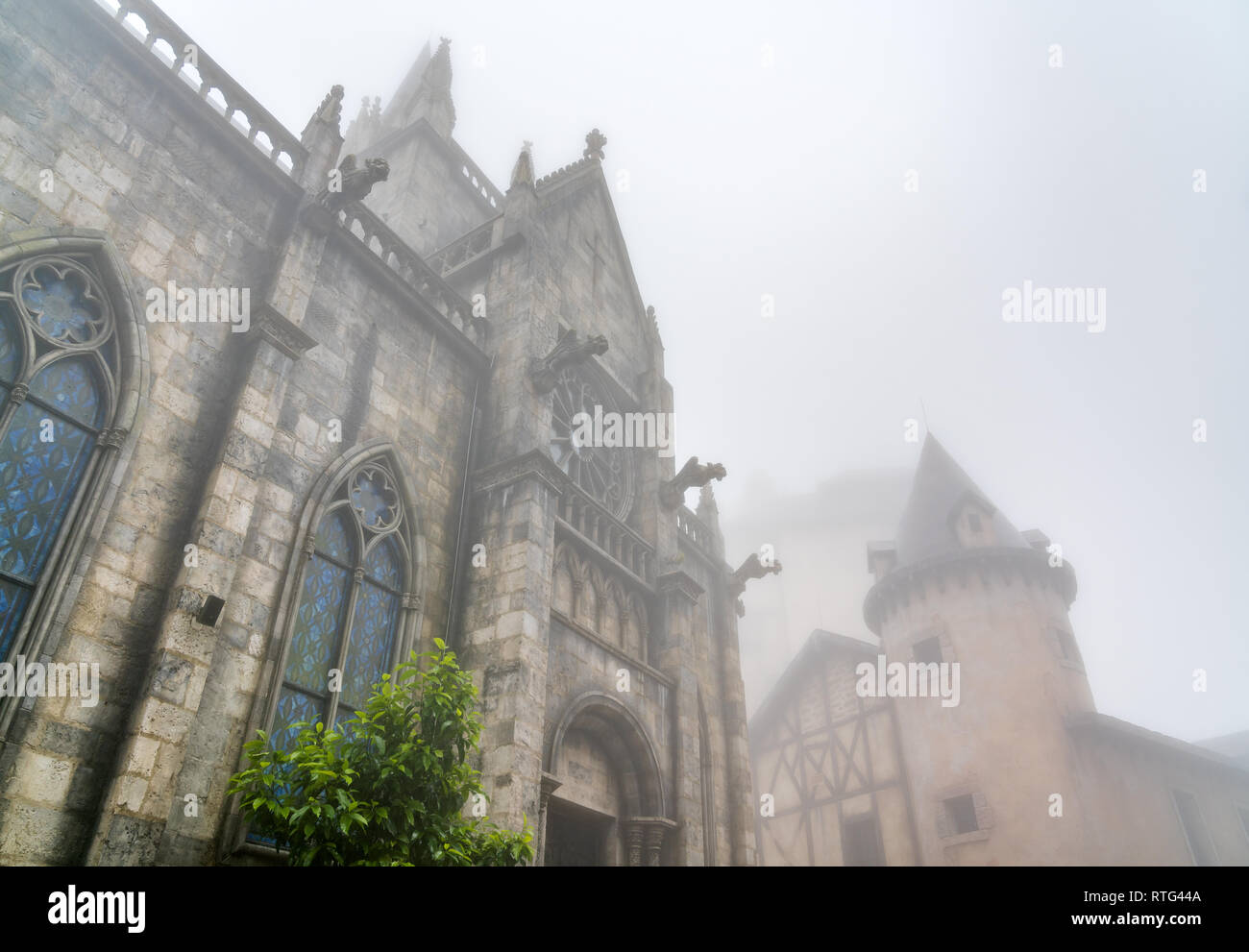 Vecchia Chiesa francese a Ba Na colline in Vietnam Foto Stock