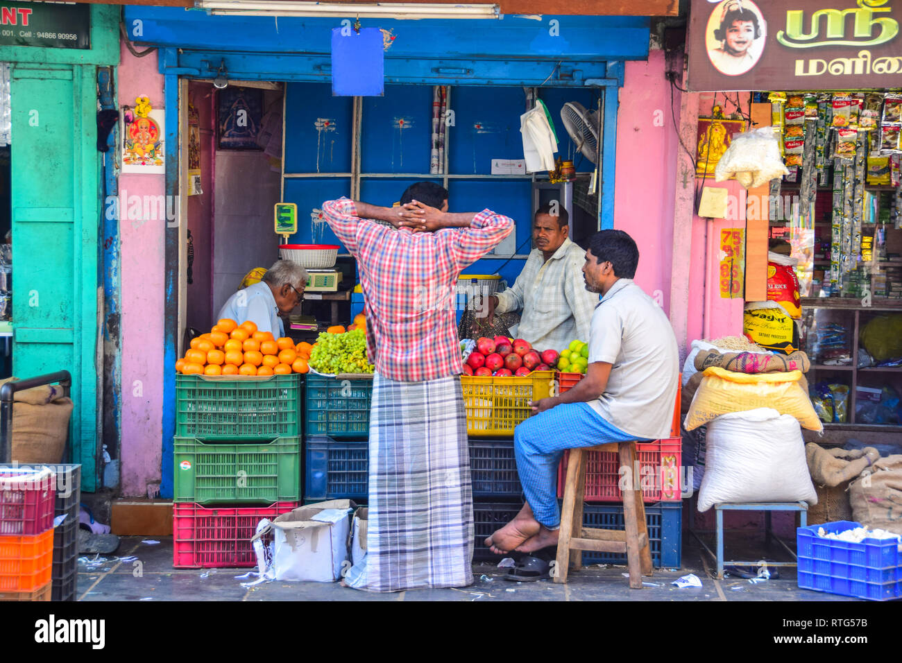Indian uomini presso il negozio di drogheria store, Pondicherry, Puducherry, Tamil Nadu, India Foto Stock
