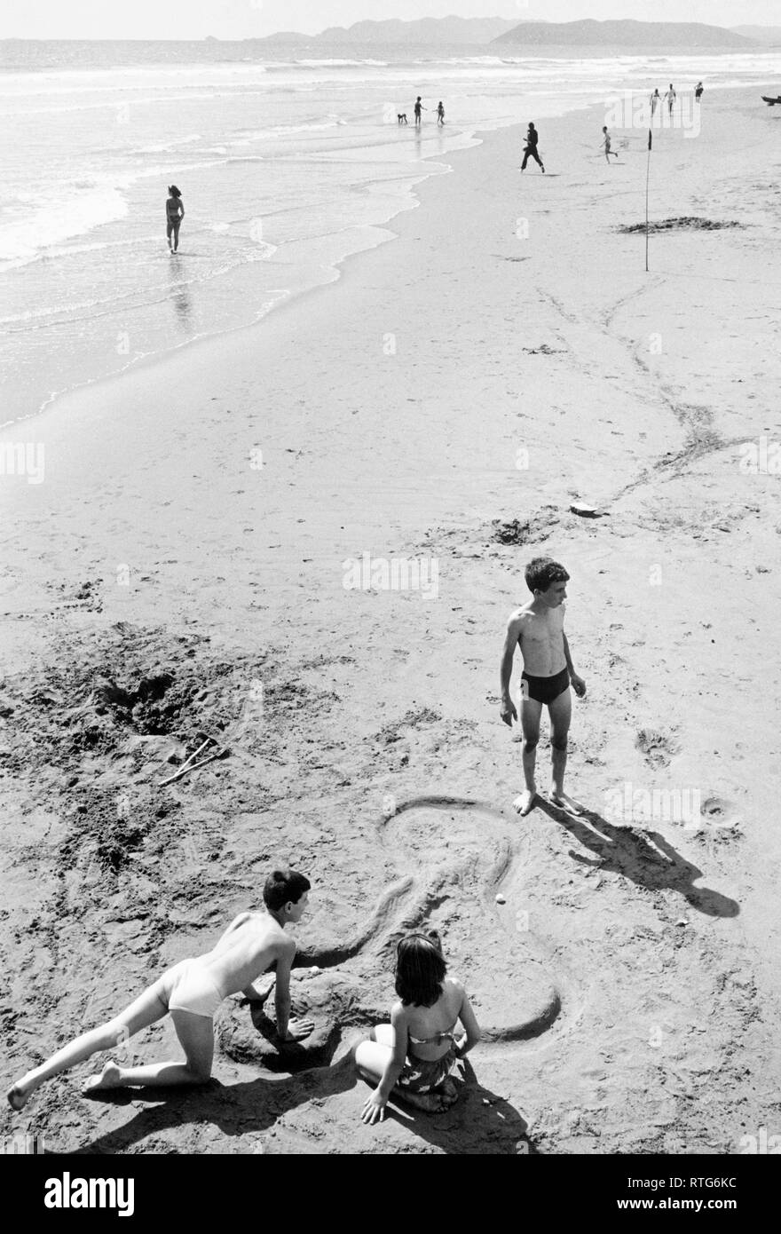 Giocando sulla spiaggia, marina di carrara, Italia, 1968 Foto Stock