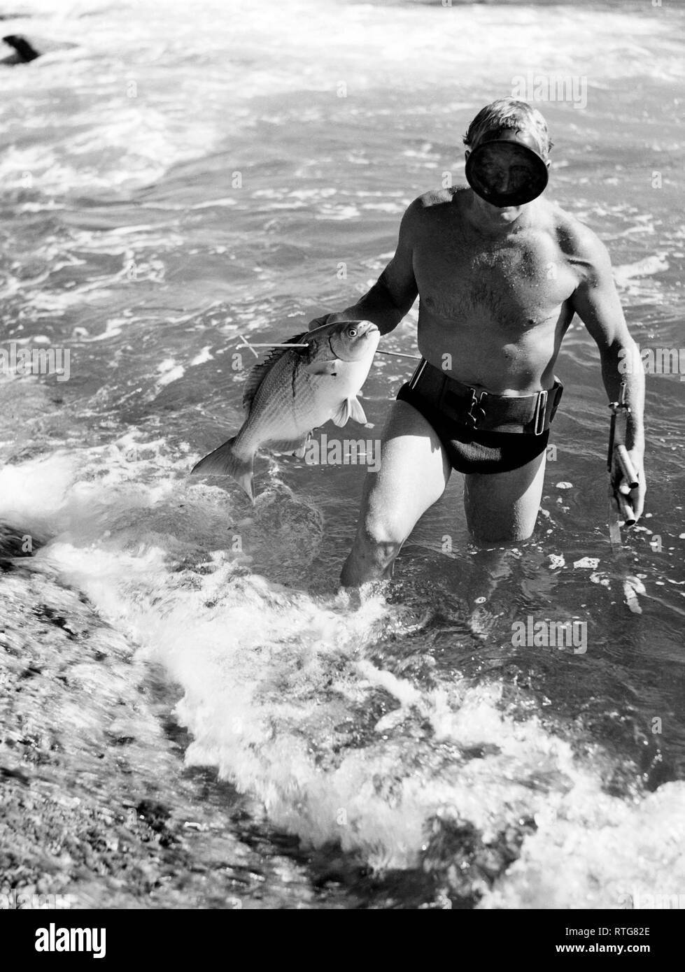 Australian pescatore con il pesce, 1961 Foto Stock