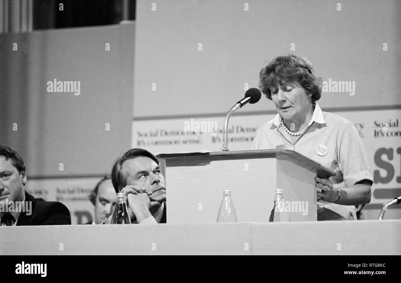 Dr David Owen, leader del partito Social Democratico, ascolta Presidente Shirley Williams della discussione sull'alleanza durante la sessione odierna della conferenza SDP in Buxton. Foto Stock