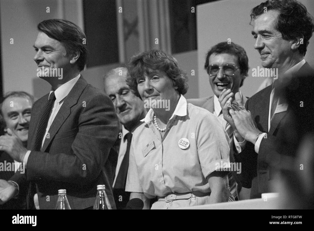 Dr David Owen (l), leader del partito Social Democratico e collega William Rodgers (r), plaudo a presidente del partito Shirley Williams durante la conferenza SDP in Buxton. Foto Stock