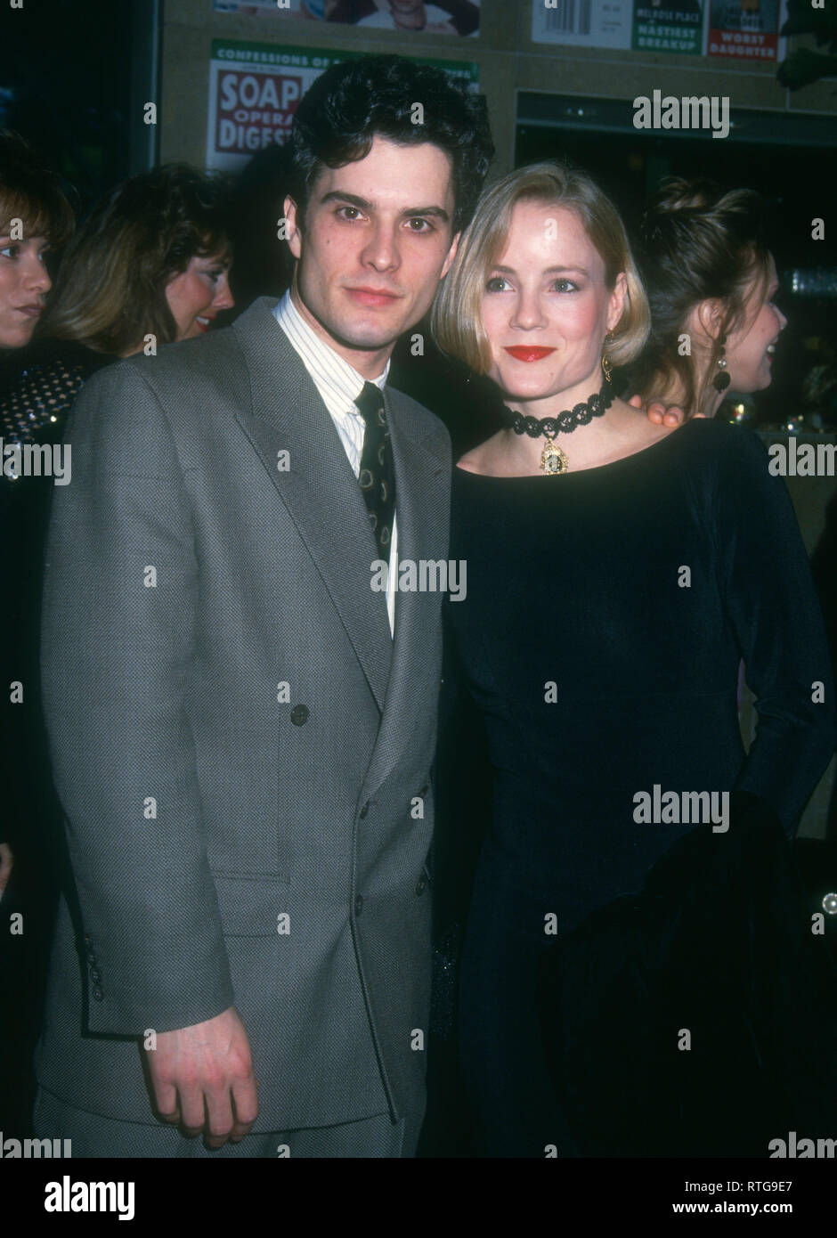 BEVERLY HILLS, CA - febbraio 4: Attore Rick Hearst e la moglie Donna Smoot partecipare alla decima edizione della soap opera Digest Awards il 4 febbraio 1994 presso il Beverly Hilton Hotel di Beverly Hills, la California. Foto di Barry re/Alamy Stock Photo Foto Stock