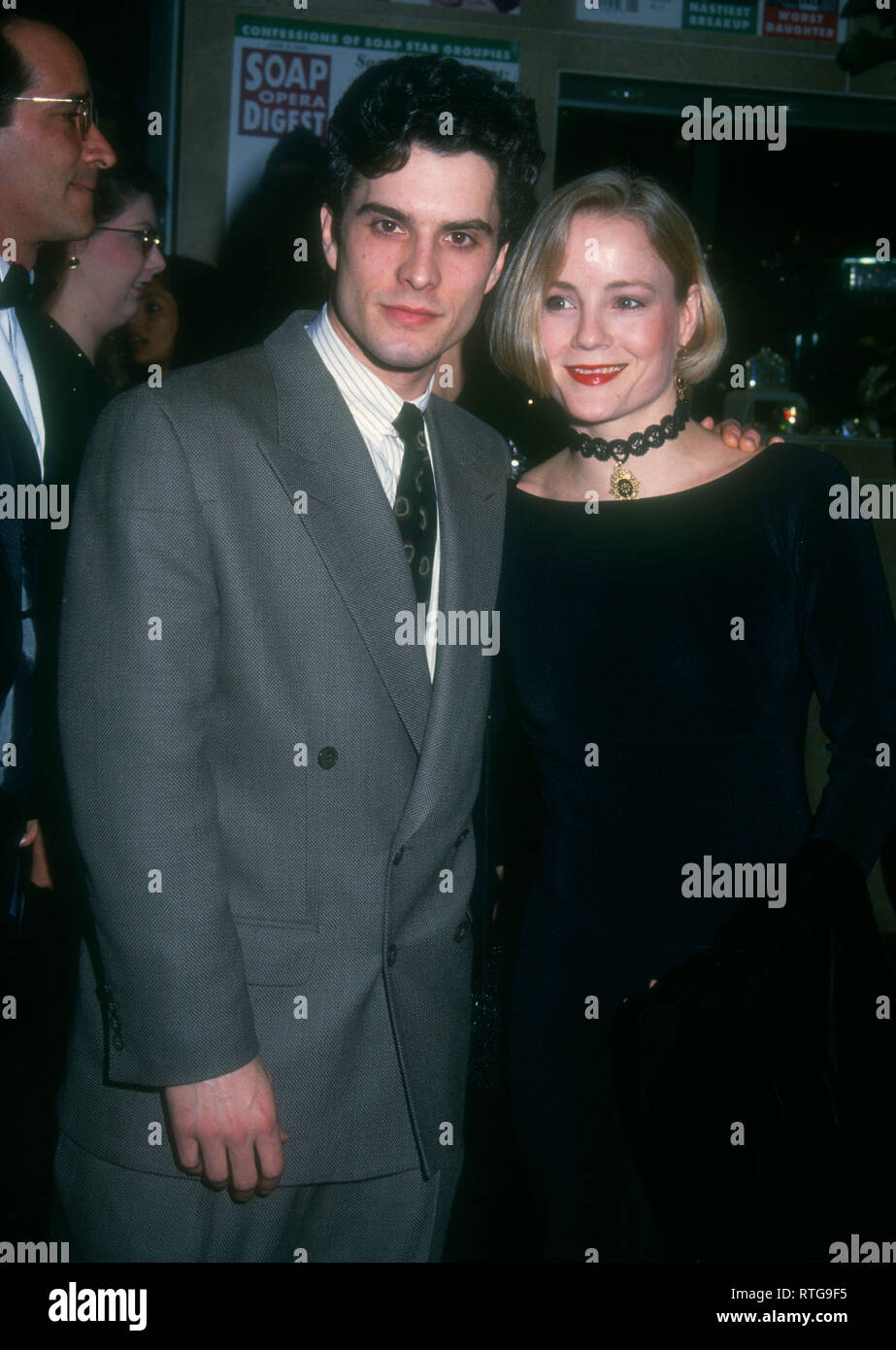 BEVERLY HILLS, CA - febbraio 4: Attore Rick Hearst e la moglie Donna Smoot partecipare alla decima edizione della soap opera Digest Awards il 4 febbraio 1994 presso il Beverly Hilton Hotel di Beverly Hills, la California. Foto di Barry re/Alamy Stock Photo Foto Stock