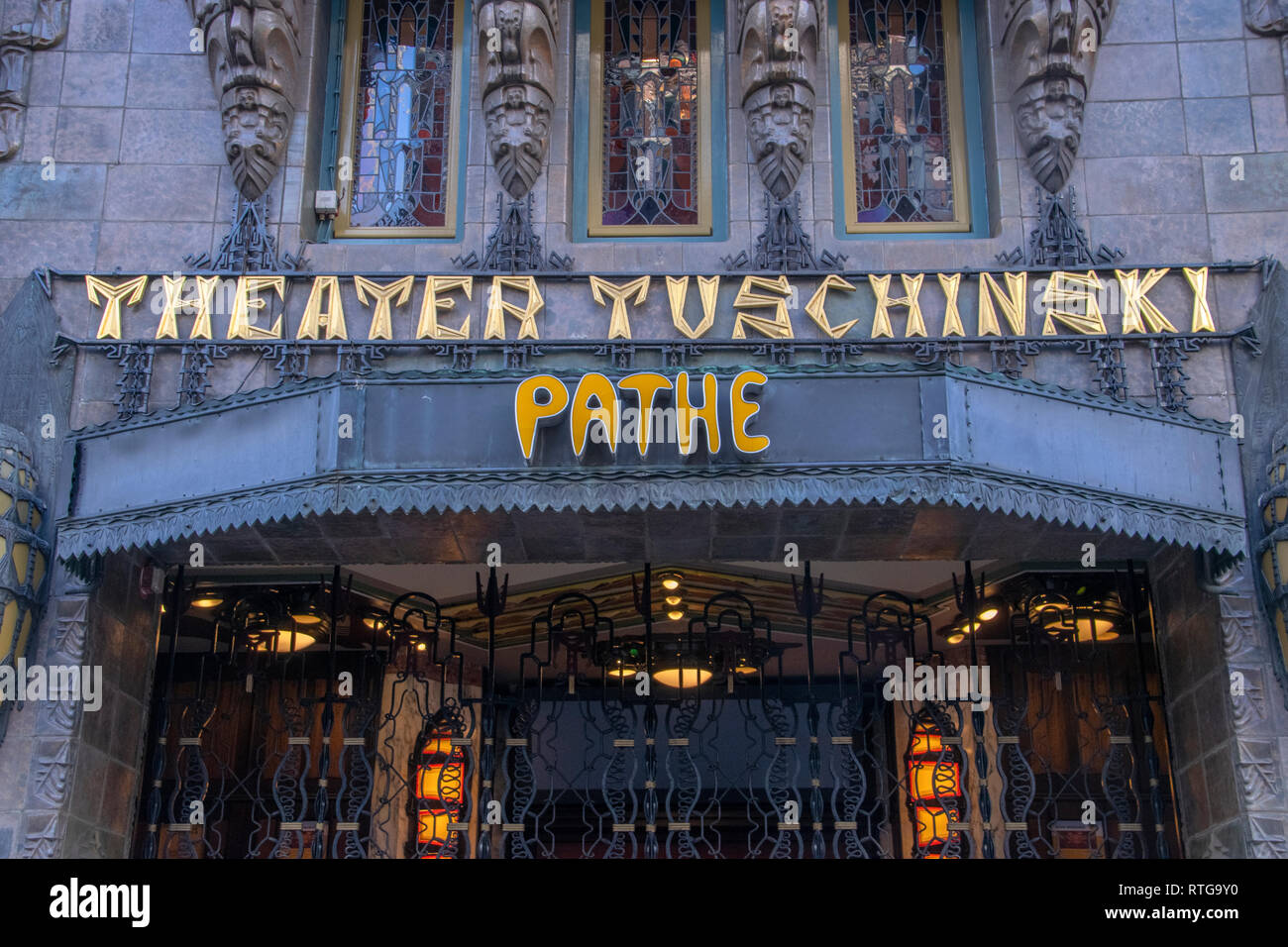 Pathe segno presso il cinema Tuschinski Theatre a Amsterdam Paesi Bassi 2019 Foto Stock