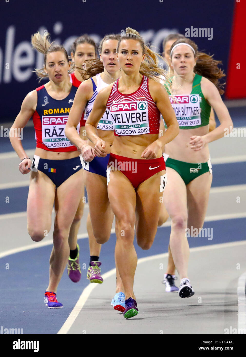 La lettonia Liga Velvere compete in campo femminile 800m 3 di calore durante il giorno uno degli Europei Indoor di Atletica a Emirates Arena, Glasgow. Foto Stock