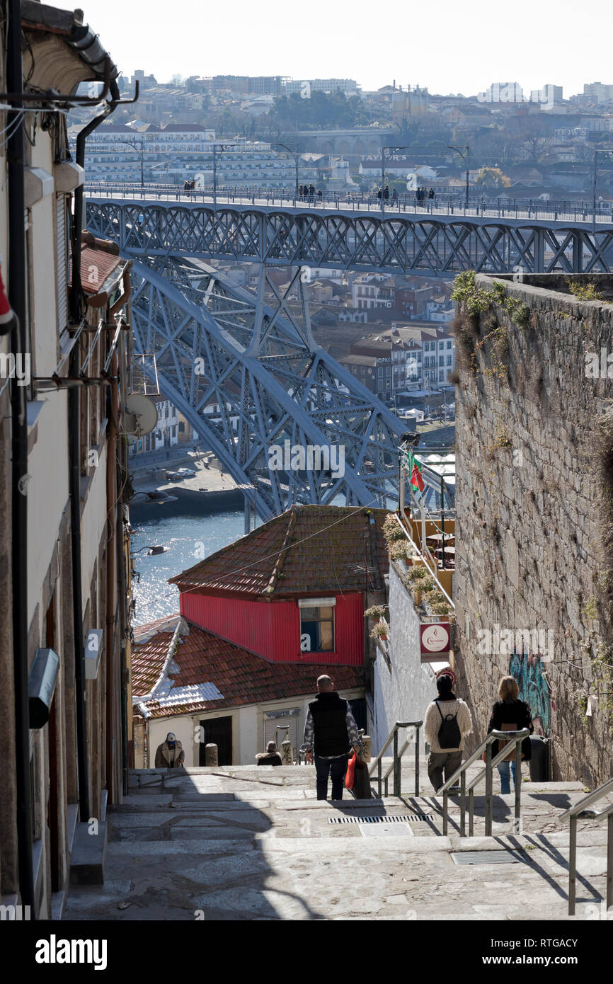 Vista di Luis i bridge da un vecchio street (Porto, Portogallo). Foto Stock