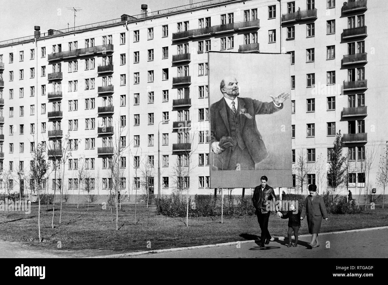 Russia, Mosca, di classe operaia quartiere con un poster di Lenin, 1968 Foto Stock
