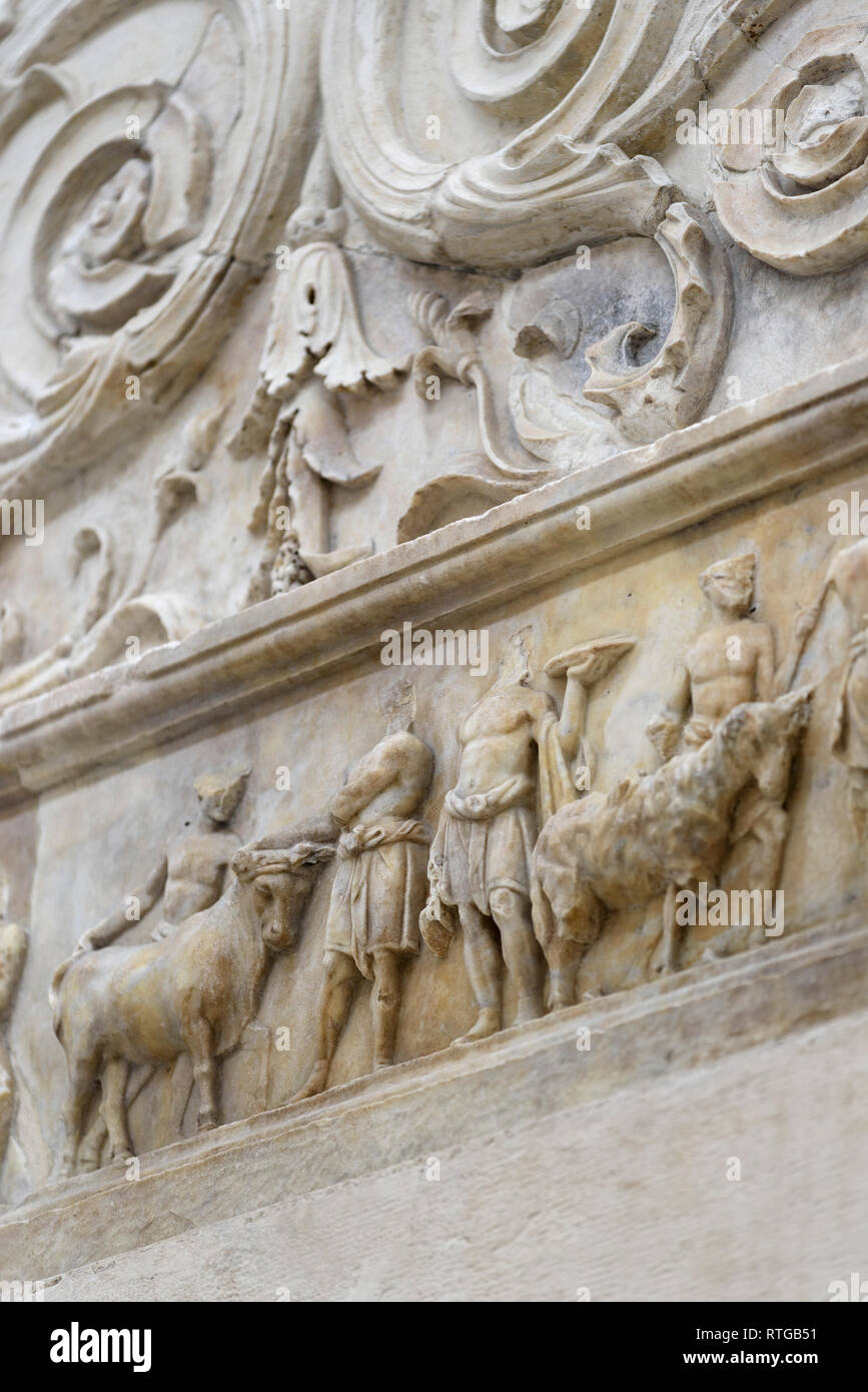Roma. L'Italia. L'Ara Pacis Augustae, 13-9 BCE, Museo dell'Ara Pacis. Dettaglio della decorazione interna sollievo che mostra una processione dei sacerdoti che portano gli animali Foto Stock