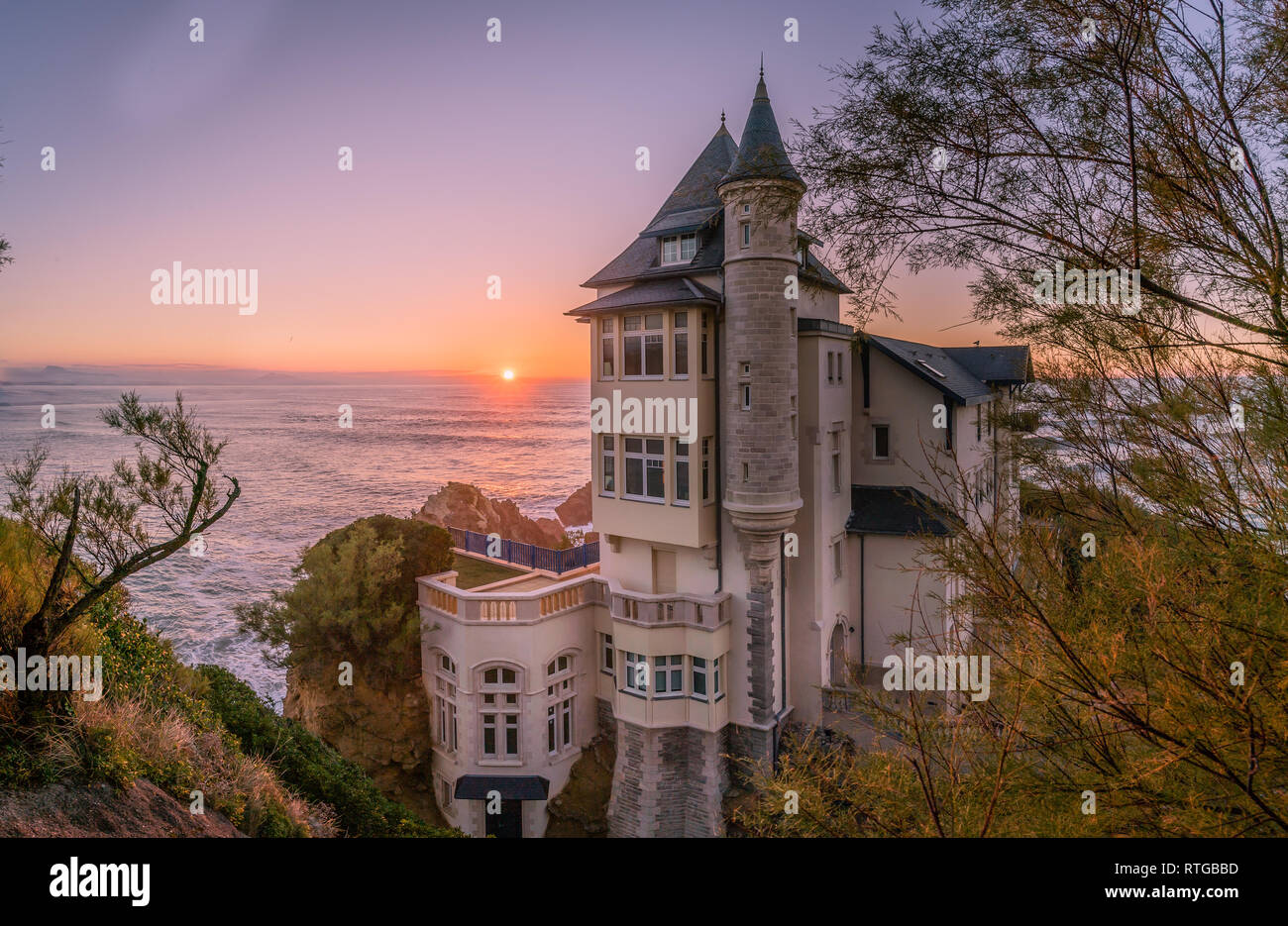 Splendido castello sopra l'acqua, villa belza in Biarritz Foto Stock