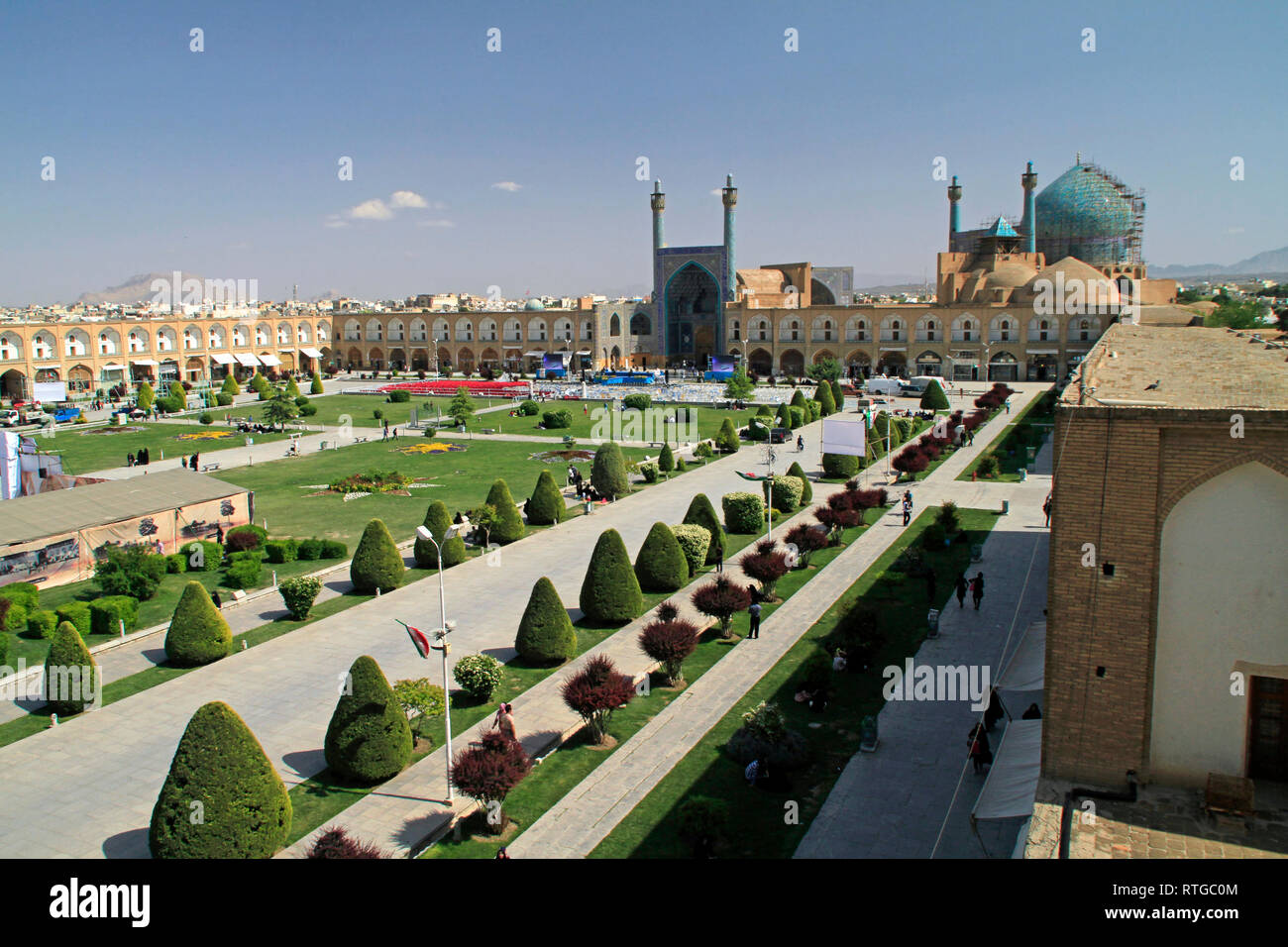 Isfahan, Iran - 13 Giugno 2018: vista sulla grande piazza della città Naqsch-e Dschahan in Isfahan, Iran. La piazza è un popolare punto di incontro per inhabita Foto Stock