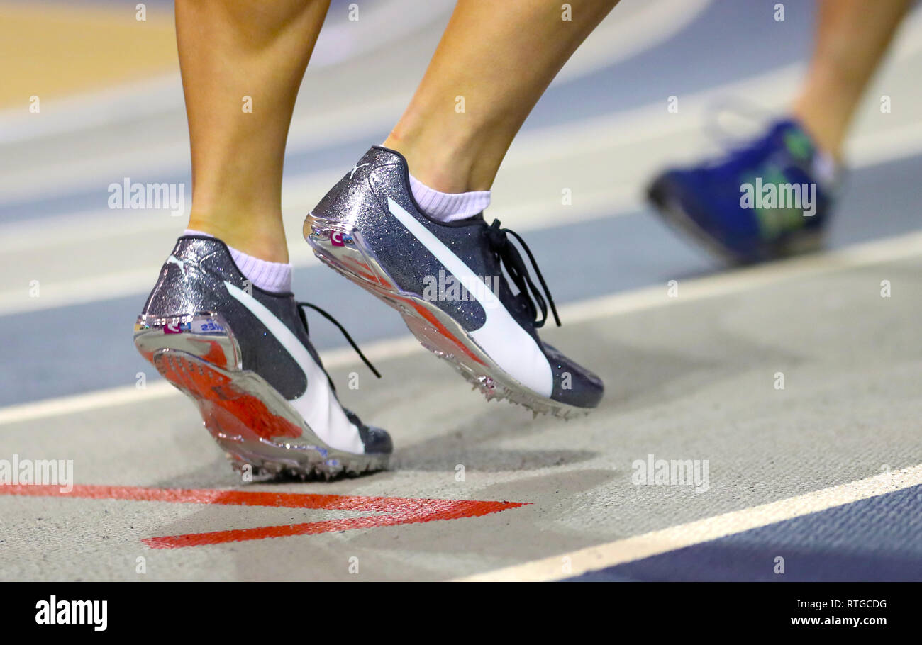 Dettaglio delle calzature di Gran Bretagna Zoey Clark in anticipo delle Donne 400m 1 di calore durante il giorno uno degli Europei Indoor di Atletica a Emirates Arena, Glasgow. Foto Stock