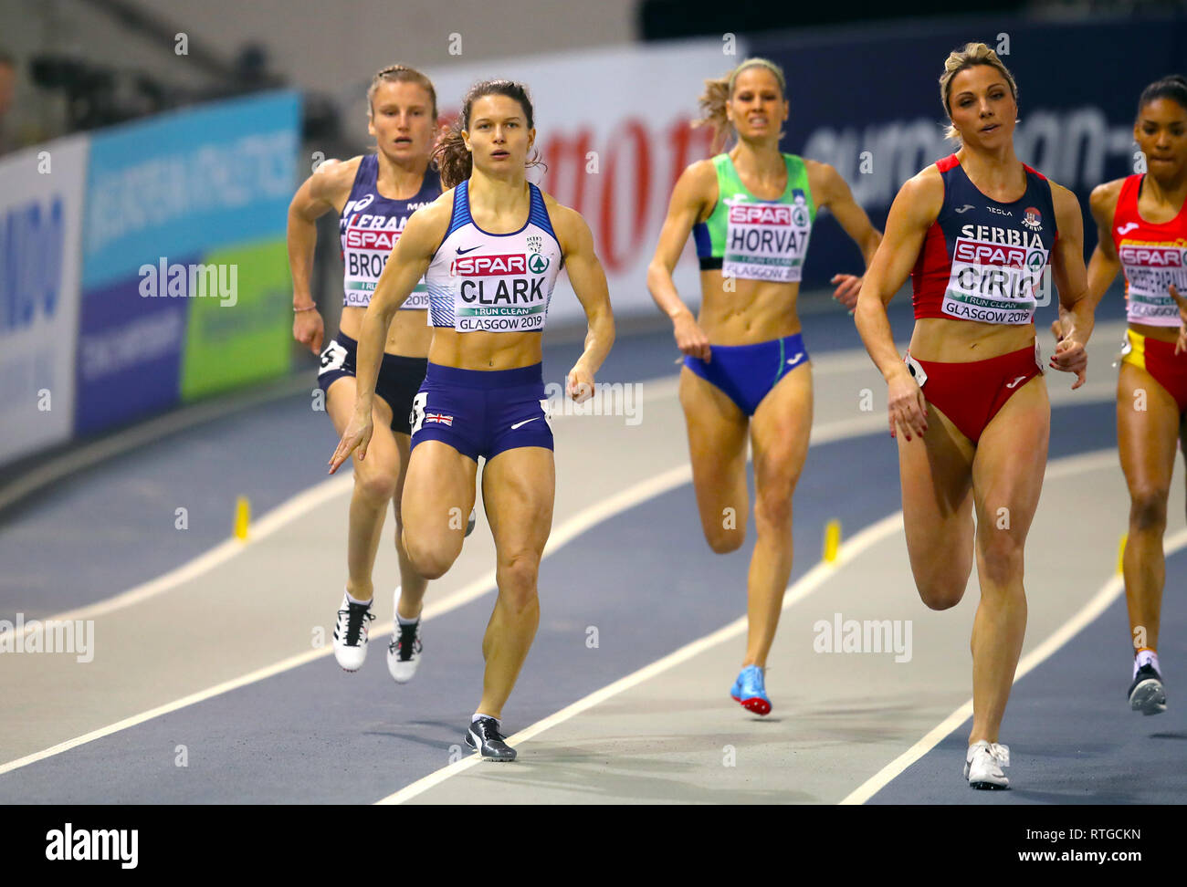 Gran Bretagna Zoey Clark (sinistra) compete in donne 400m 1 di calore durante il giorno uno degli Europei Indoor di Atletica a Emirates Arena, Glasgow. Foto Stock