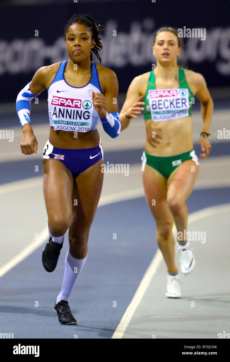 La Gran Bretagna è Ambra Anning compete in donne 400m 2 di calore durante il giorno uno degli Europei Indoor di Atletica a Emirates Arena, Glasgow. Foto Stock