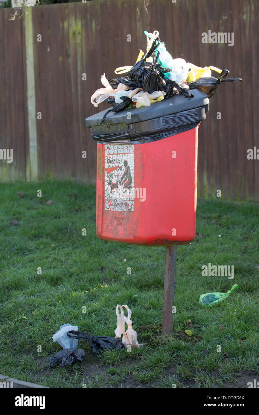 Un Scomparto overflow di Poo Bags contenenti cane sporco in una strada suburbana. Nord Inghilterra Dorset Regno Unito GB Foto Stock