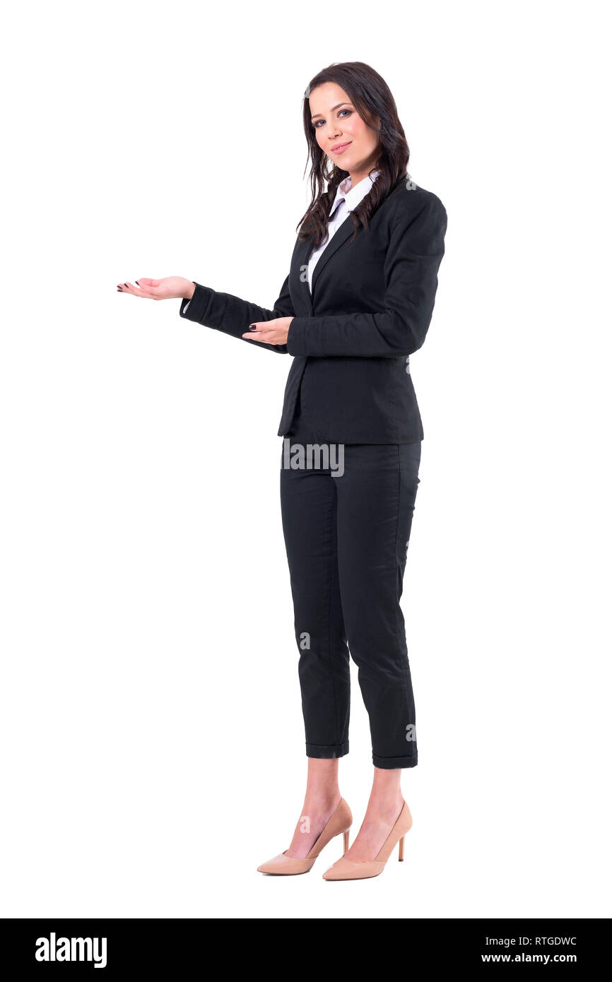 Felice fiducioso business donna in costume nero invitano a unire business meeting. Corpo pieno isolati su sfondo bianco. Foto Stock