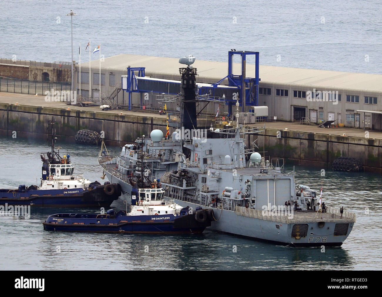 HMS Kent ormeggiata nel porto di Dover, Kent. Foto Stock