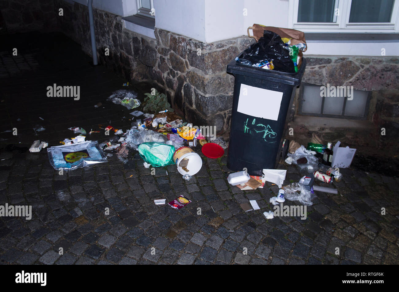 Bidone di plastica per rifiuti riempito in eccesso, rifiuti assortiti, rifiuti, Brno, Repubblica Ceca, Il 5 gennaio 2019. (Foto CTK/Libor Sojka) Foto Stock