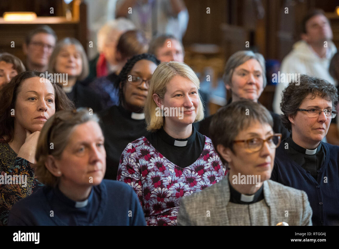 Adoratori durante un servizio delle celebrazioni per il XXV anniversario di ordinazione delle donne al sacerdozio nella chiesa di Inghilterra, a Lambeth Palace di Londra. Foto Stock